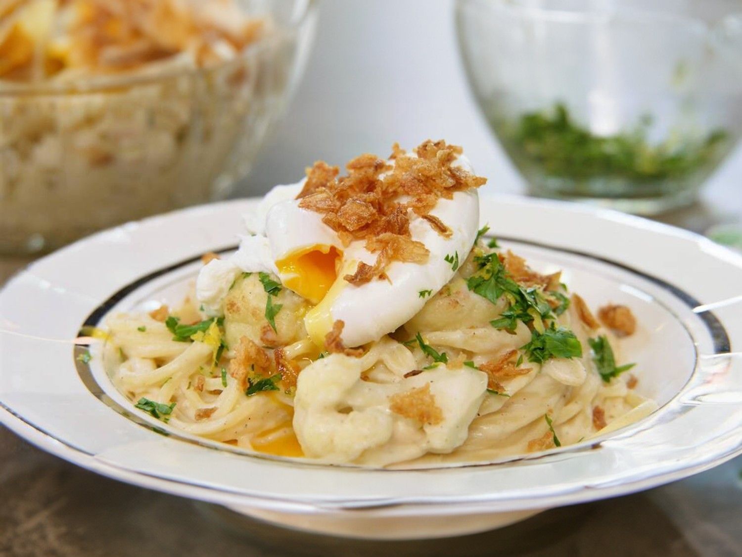 Bloemkoolpasta met gepocheerd ei