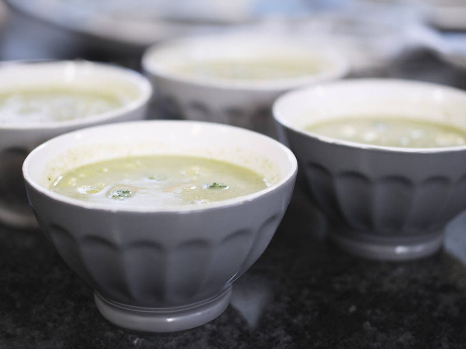 Broccolisoep met kruidenkaas en ham