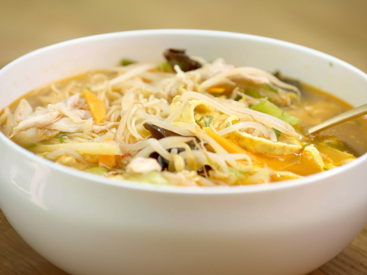 Chinese kippensoep met kruidenomelet