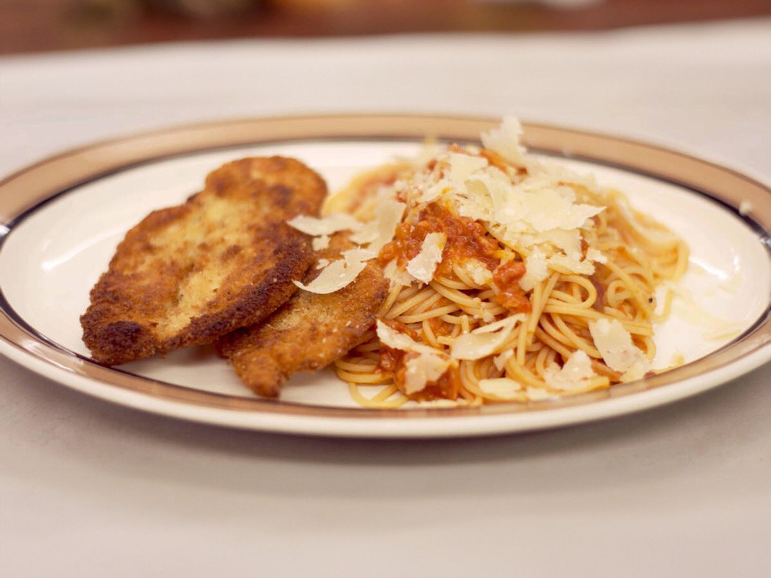 Gepaneerde kip met pasta