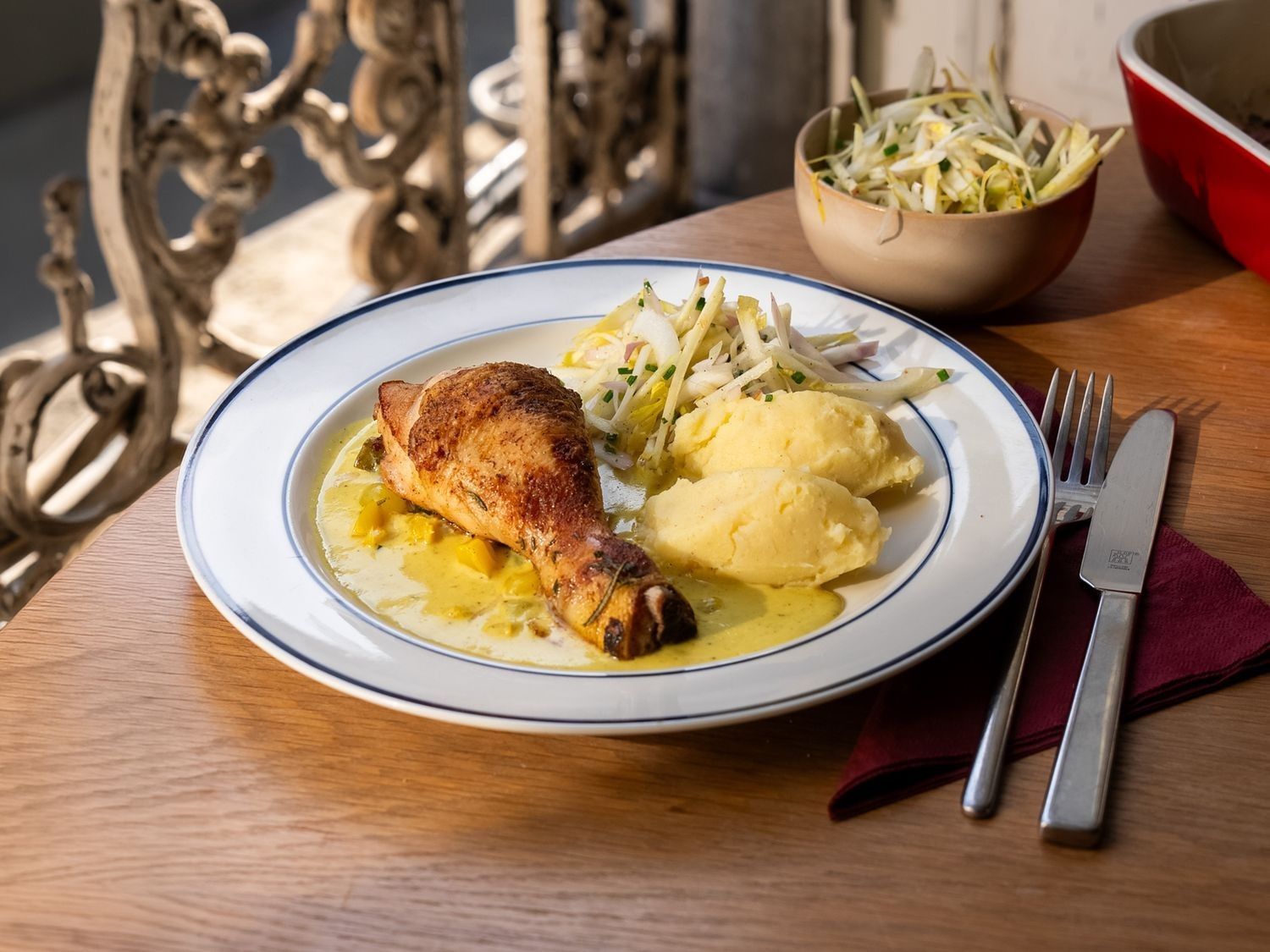 Kippenbillen met knolselderpuree en witloofsla