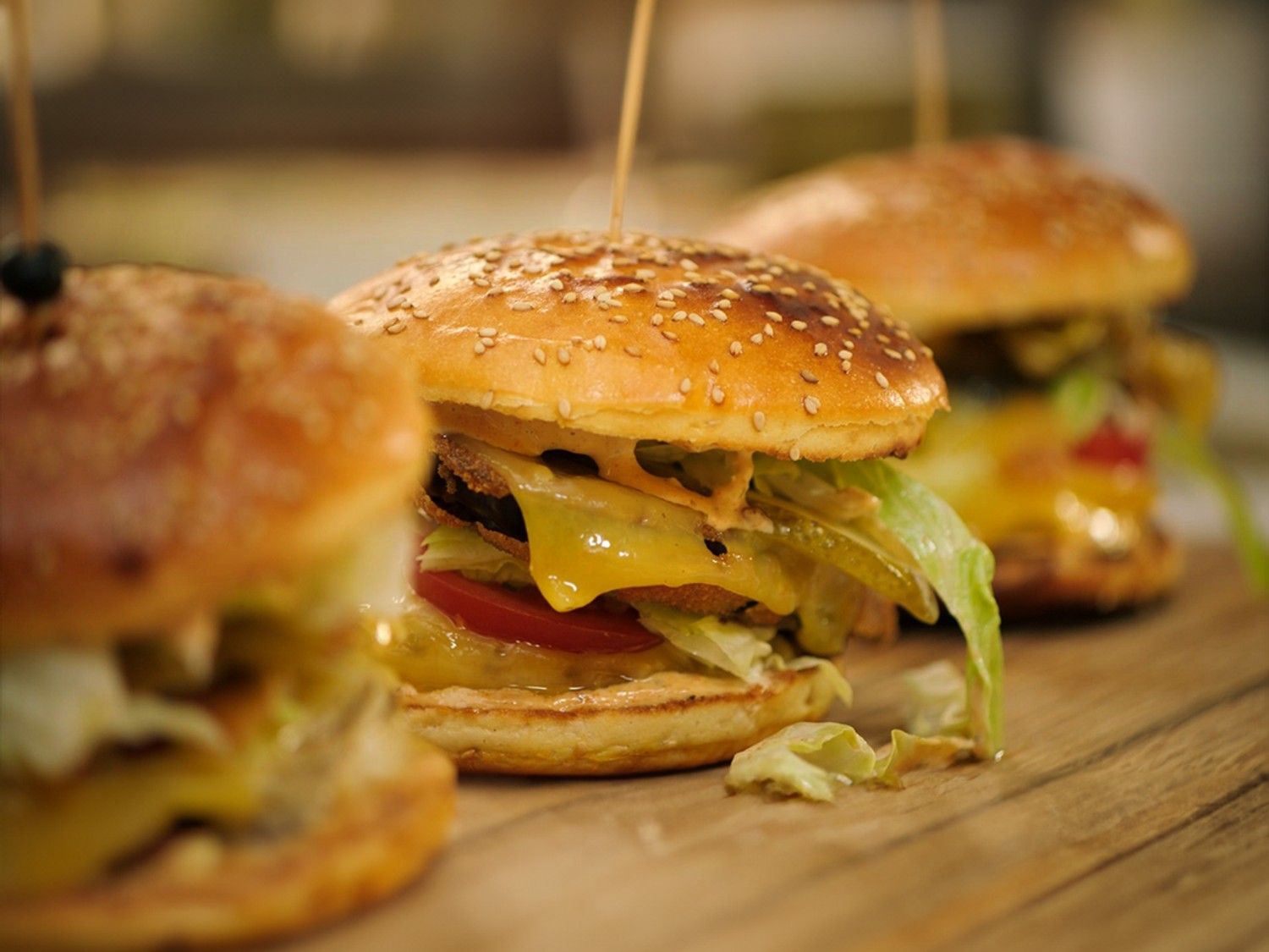 Vegetarische cheeseburger met burgersaus